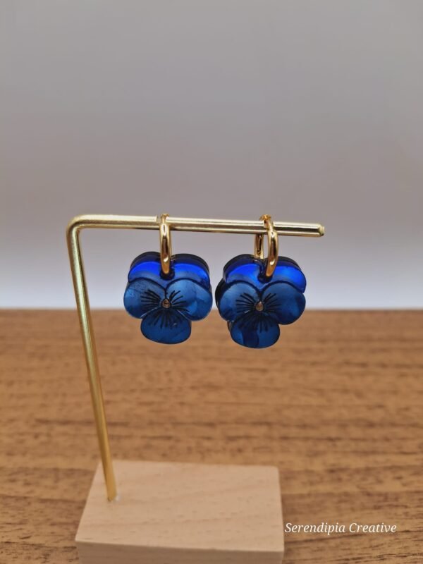 Pendiente pensamiento azul mini aro